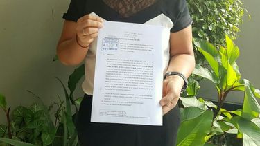 Keiko Fujimori sostiene el documento con el que emprende un nuevo camino hacia la liberación de su padre.