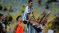 El atacante argentino Ángel Di María es alzado por sus compañeros tras la victoria 1-0 ante Brasil por las eliminatorias del Mundial, el viernes 21 de noviembre de 2023, en Río de Janeiro.&nbsp;