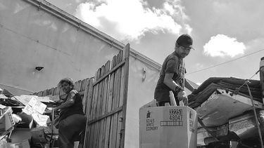 A lo largo del día, Micaela y sus compañeros de trabajo recorren la ciudad de Miami.