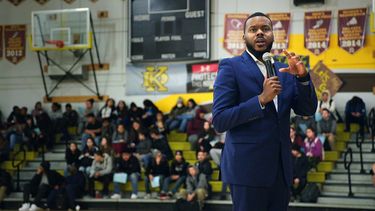 En esta imagen difundida por HBO, el alcalde Michael Tubbs habla a estudiantes de secundaria en Stockton, California, en una escena del documental Stockton On My Mind.&nbsp;