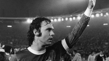 El futbolista alemán Franz Beckenbauer saluda a los espectadores después de ganar la final de la Copa del Mundo de 1974 contra Suecia, en Dusseldorf, el 30 de junio de 1974. Murió la leyenda del fútbol alemán Franz Beckenbauer, campeón del mundo como jugador en 1974 y como entrenador en 1990. El domingo cumplió 78 años, anunció la Federación Alemana (DFB) el 8 de enero de 2024 a la agencia de prensa SID, filial de la AFP. &nbsp;