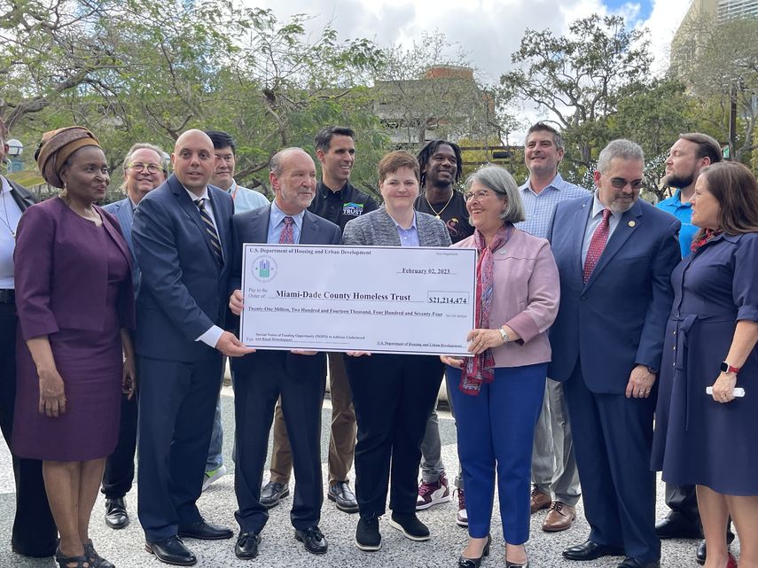 HUD otorga 21 millones a Miami-Dade para programas de ayuda a los desamparados. 