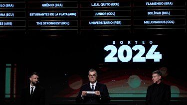 Frederico Nantes, centro, director de competencias de CONMEBOL, presenta el papel con el nombre de Rosario Central, de Argentina, durante el sorteo de la Copa Libertadores, en Luque, Paraguay, el lunes 18 de marzo de 2024. Fluminensees el actual campeón del torneo&nbsp;