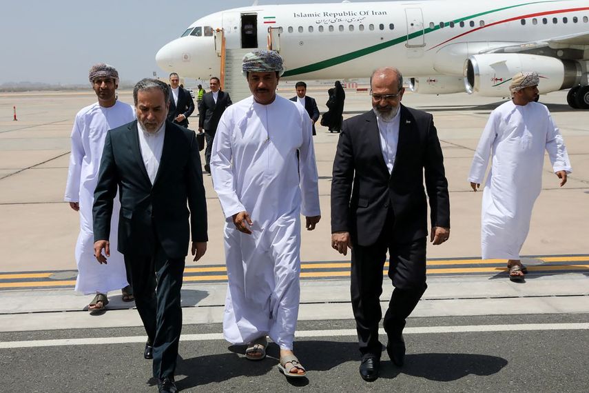 Esta fotografía, proporcionada por el Ministerio de Asuntos Exteriores de Irán el 11 de mayo de 2025, muestra al ministro de Asuntos Exteriores iraní, Abbas Araghchi (izq.), llegando a Mascate. Irán y Estados Unidos iniciaron su cuarta ronda de negociaciones nucleares en Mascate, según informaron medios iraníes el 11 de mayo de 2025. 