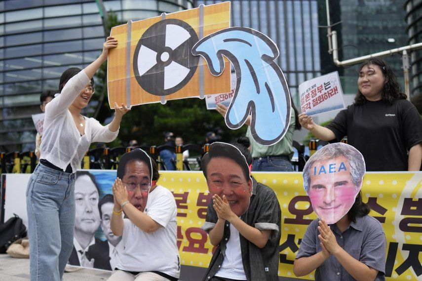 Estudiantes con carteles de los rostros del primer ministro japonés Fumio Kishida, del presidente surcoreano Yoon Suk Yeol y del director de la Organismo Internacional de Energía Atómica, Rafael Mariano Grossi, durante una protesta el viernes 7 de julio de 2023, en Seúl, Corea del Sur, contra el plan del gobierno de Japón para verter al mar las aguas residuales de la central nuclear de Fukushima.&nbsp;