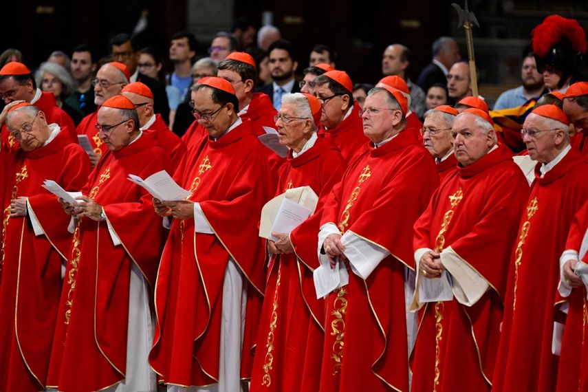 Aunque 135 menores de 80 años tienen derecho a votar en la sucesión, solo lo harán 132. Dos cardenales se perderán la elecicón por razones de salud y uno, el cardenal Giovanni Angelo Becciu renunció a su derecho a participar Aunque 135 menores de 80 años tienen derecho a votar en la sucesión, solo lo harán 132. Dos cardenales se perderán la elecicón por razones de salud y uno, el cardenal Giovanni Angelo Becciu renunció a su derecho a participar