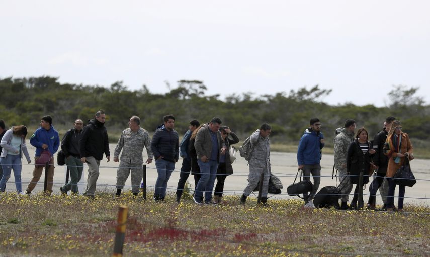 Familiares de pasajeros de un avi&oacute;n militar desaparecido llegan a una base a&eacute;rea en Punta Arenas, Chile, el mi&eacute;rcoles 11 de diciembre de 2019.&nbsp;