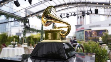 Una estatuilla decorativa del Grammy es vista antes de la 63 entrega anual de los Grammy en el Centro de Convenciones de Los Angeles el 14 de marzo de 2021.