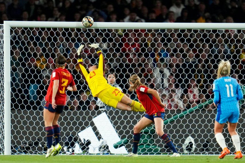 Un disparo de la británica Lauren Hemp, a la derecha, se estrella en el travesaño durante la final del Mundial Femenino entre España e Inglaterra, el domingo 20 de agosto de 2023, en Sídney.