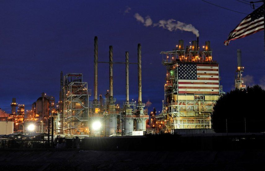 Una vista de la refinería Carson de British Petroleum (BP) en Carson, California. La refinería, ubicada a 18 millas (29 km) al sur de Los Ángeles en 630 acres, suministra aproximadamente el 20 por ciento del mercado de gasolina del sur de California y el 50 por ciento del combustible para aviones al Aeropuerto Internacional de Los Ángeles, según la compañía.