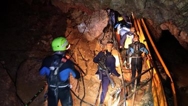 Varios de los rescatados fueron trasladados por aire al hospital Chiangrai Prachanukroh, el más cercano a la cueva, situado a unos 60 kilómetros al sur, según informó el diario Bangkok Post.