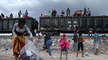 Migrantes, en su mayoría venezolanos y centroamericanos, permanecen varados después de que el tren de mercancías en el que viajaban a Ciudad Juárez se detuviera en el desierto en el municipio de Ahumada, estado de Chihuahua, México, el 29 de septiembre de 2023.