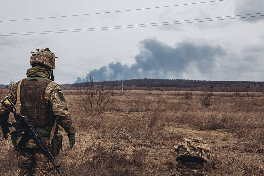Un soldado del ejercito ucraniano observa el humo de los bombardeos, a 4 de marzo de 2022, en Irpin (Ucrania).&nbsp;&nbsp;