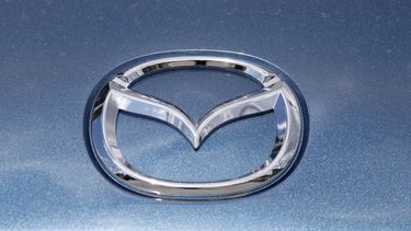 El logotipo de la marca de automóviles Mazda, en un concesionario en Littleton, Colorado.