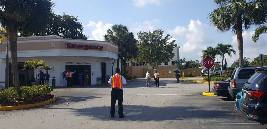 Los empleados de Florida Power & Light están en el hospital trabajando para restaurar el fluido eléctrico.