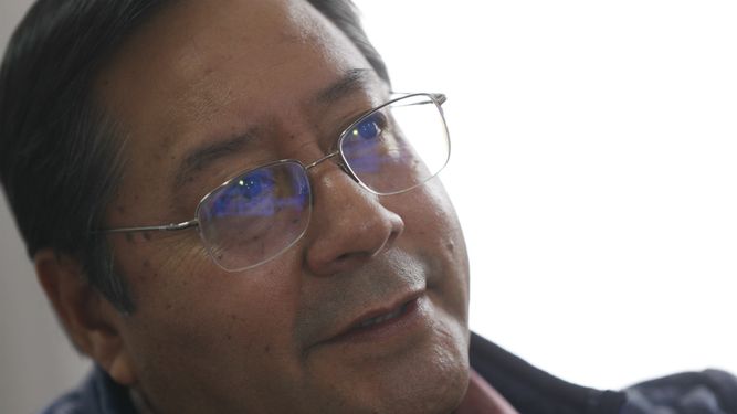 Luis Arce, candidato presidencial del Movimiento al Socialismo (MAS), ofrece una entrevista en su sede de campaña en La Paz, Bolivia, el martes 20 de octubre de 2020.