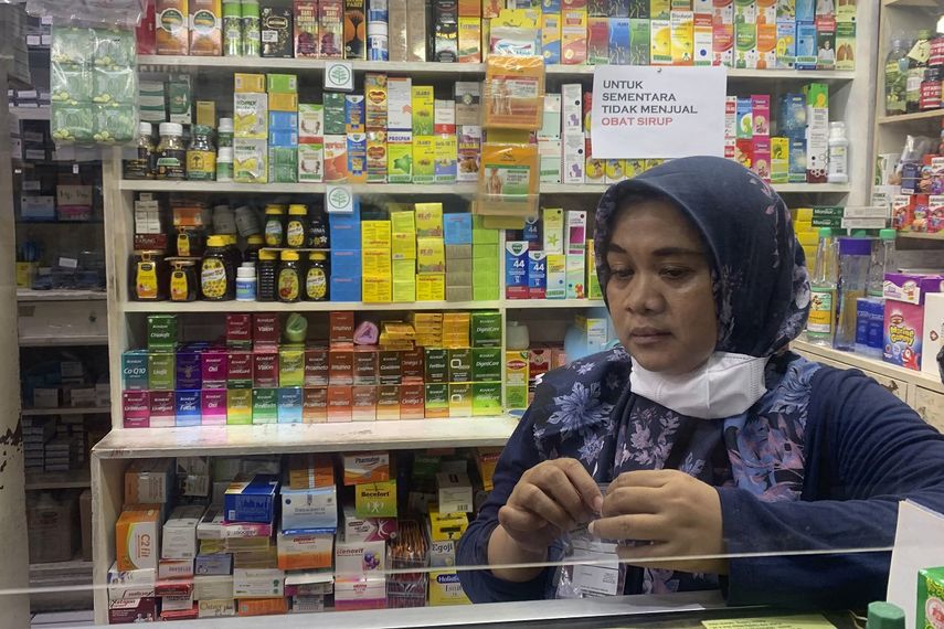 Una empleada espera clientes en una farmacia en Yakarta, Indonesia, el martes 1 de noviembre de 2022.&nbsp;