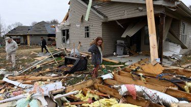 Jennifer Ricer revisa sus pertenencias entre los escombros tras una fuerte tormenta que causó serios daños en su vivienda, el domingo 10 de diciembre de 2023, en Clarksville, Tennessee.&nbsp;