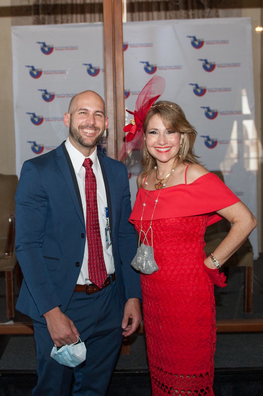 El dr. Jorge Betancor y Liliam M. López.