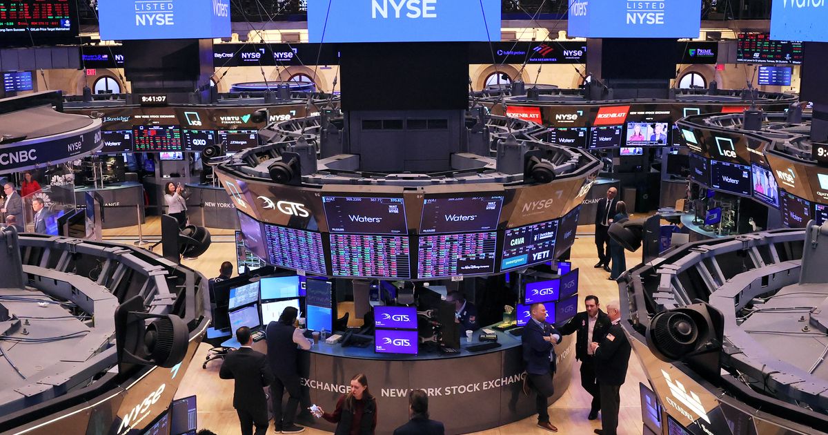 Wall Street cierra al alza antes de la ola de aranceles de Trump
