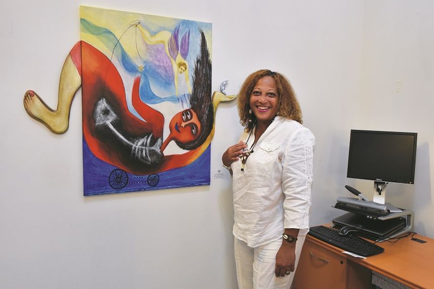 Odilia Mezquía posa junto a una de sus piezas Sueño con la luna, en la que mezcla la pintura con elementos de la escultura. (ÁLVARO MATA)