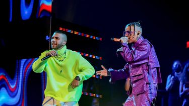 El cantante colombiano Manuel Turizo y puertorriqueño Rauw Alejandro actúan en los premios Latin Billboard 2020.