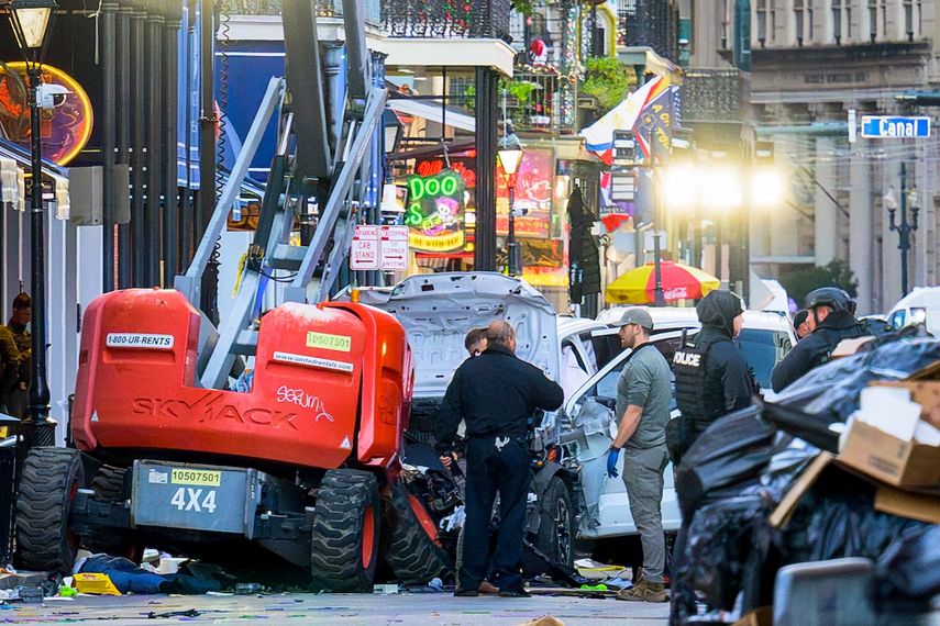 Investigadores de la policía rodean la camioneta Ford F-150 blanca que se estrelló contra un elevador de trabajo después de ser conducida hacia una multitud de juerguistas de Año Nuevo en el Barrio Francés de Nueva Orleans, Luisiana, el 1 de enero de 2025.