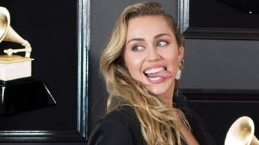 Las presentó en un programa de televisión.