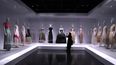 Una persona asiste a la vista previa para los medios de comunicación de la exposición Mujeres vistiendo a mujeres del Costume Institute, en el Museo Metropolitano de Arte de la ciudad de Nueva York el 4 de diciembre de 2023.