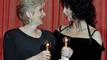 En esta foto del 24 de enero de 1988, Olympia Dukakis y Cher posan tras ganar el Globo de Oro a la mejor actriz de reparto y a la mejor actriz, respectivamente, por Moonstuck, en Beverly Hills, California. Dukakis, veterana actriz de cine y teatro cuyo talento para los papeles maternos la llevó a ganar el Premio de la Academia, falleció el sábado 1 de mayo de 2021. Tenía 89 años.