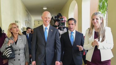 Hay grandes diferencias de concepción de la educación pública entre el gobernador de Florida, Rick Scott, y el superintendente del distrito escolar de Miami-Dade, Alberto Carvalho.