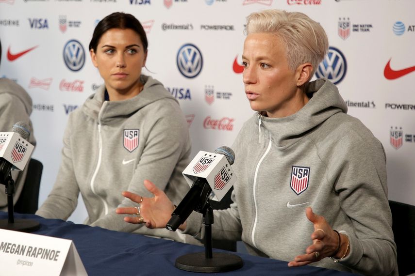 Foto del 24 de mayo del 2019 Alex Morgan y Megan Rapinoe de la selección femenina de fútbol de Estados Unidos hablan con los reporteros en conferencia de prensa. El martes 22 de febrero del 2022, las jugadoras llegan a un acuerdo de igualdad de pago con la Federación.