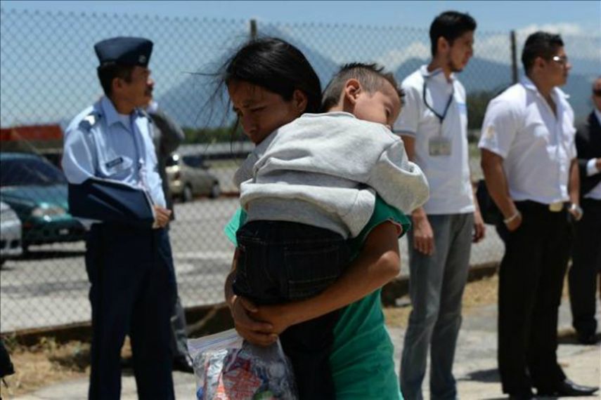 Una mujer y su hijo, parte de un grupo de menores deportados de Estados Unidos (EFE/Archivo)