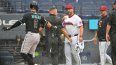 Ildemaro Vargas #6 de los Arizona Diamondbacks discute con el mánager Stephen Vogt de los Cleveland Guardians durante la sexta entrada en el Progressive Field el 2 de agosto de 2026 en Cleveland, Ohio.&nbsp;