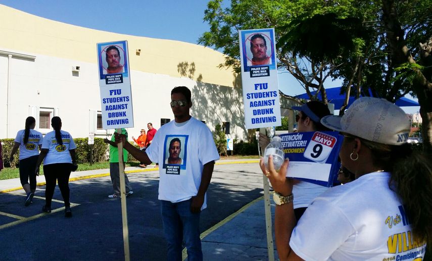 Jóvenes, que aseguraron ser estudiantes de Florida International University (FIU), portan carteles en los que manifestaban estar en contra de conducir automóviles en estado de ebriedad.&nbsp;