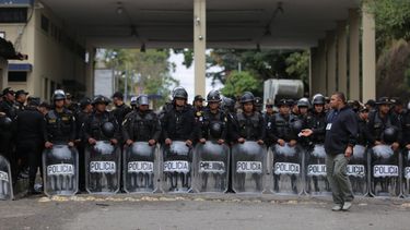 Polic&iacute;as custodian la aduana de Aguas Calientes, Honduras.&nbsp;