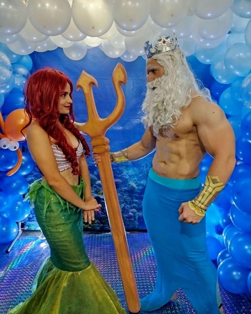 El espectáculo contará con la participación de más de 50 personajes, entre los que destacan: Mickey y Minnie Mouse, las princesas de Disney, San Nicolás y sus ayudantes, el malvado Grinch y hasta Los Avengers. El elenco incluye a más de 220 personajes, 48 artistas y cinco productores