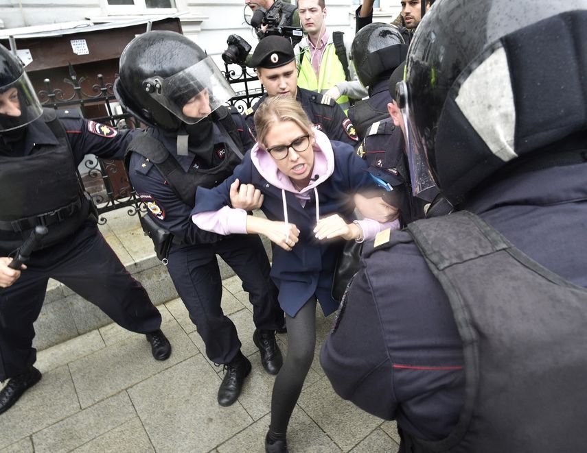 Agentes de la policía rusa detienen a Lyubov Sobol, candidata opositora y abogada de la Fundación para la Lucha contra la Corrupción, en el centro de Moscú, Rusia, el 3 de agosto de 2019.&nbsp;