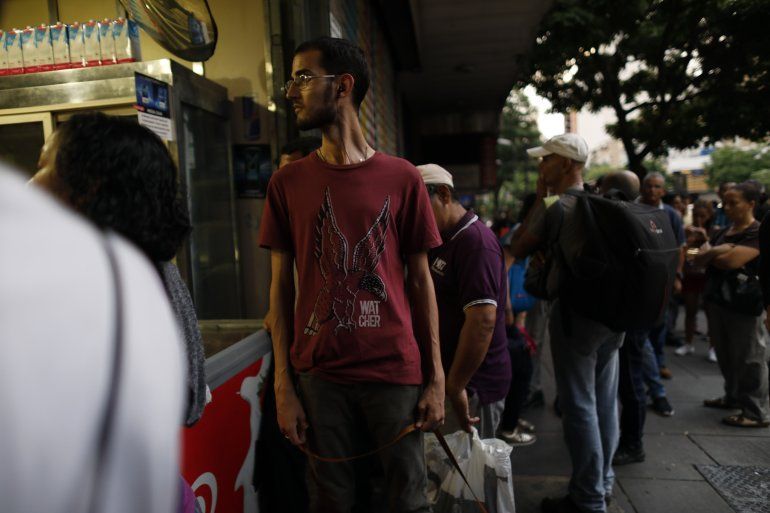 Varias personas caminan por las calles de Caracas luego que un apagón masivo dejó a la ciudad y a otras partes del país sin electricidad, en Caracas, Venezuela, el lunes 22 de julio de 2019. 