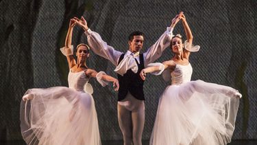 ARCHIVO. Una noche de blanco, del Ballet Clásico Cubano de Miami en el teatro The Fillmore, en Miami Beach.