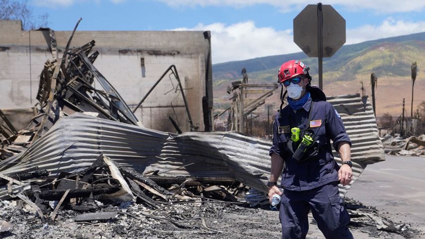 Un trabajador de búsqueda y rescate camina por una calle el sábado 12 de agosto de 2023 en Lahaina, Hawai, tras incendios forestales que causaron graves daños.