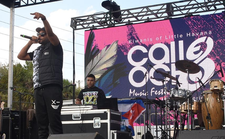 El Funky actúa en el Festival de la Calle Ocho.