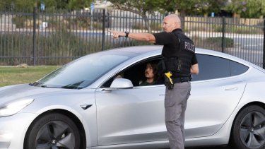 La Policía de Los Ángeles orienta a las personas para que se dirijan al refugio ante la eventual explosión del tanque que contiene líquidos tóxicos. (AFP)