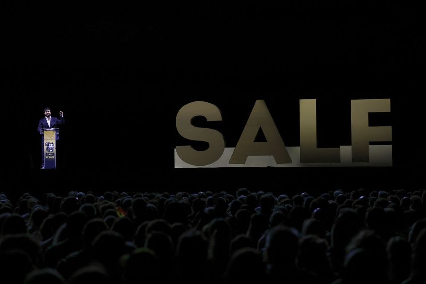 Luis Alvise Pérez, YouTuber y fundador del partido político español de extrema derecha Se Acabó la Fiesta (SALF), hace gestos mientras pronuncia un discurso en el lanzamiento del partido en el auditorio Vistalegre de Madrid el 12 de octubre de 2025.