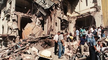 Esta imagen capta el horror del atentado a la Embajada de Israel en Argentina, el 17 de marzo de 1992.