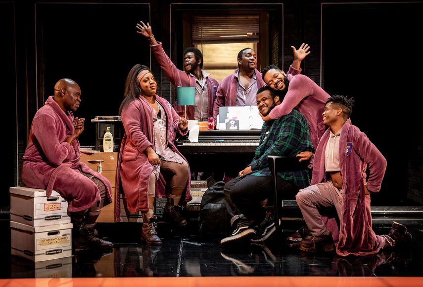 En esta imagen difundida por Polk & Co., de izquierda a derecha, James Jackson, Jr., L. Morgan Lee, Antwayn Hopper, John-Andrew Morrison, Jaquel Spivey, Jason Veasey y John-Michael Lyles durante una función de A Strange Loop.