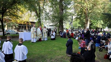 El arzobispo Alexander Sample realiza un exorcismo para alejar los espíritus malignos de la ciudad de Portland, en Oregon, el 17 de octubre de 2020.&nbsp;