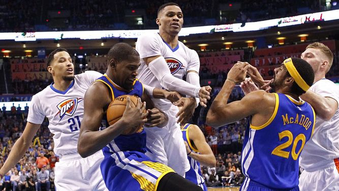 Kevin Durant (segundo de izquierda a derecha) y&nbsp;Russell Westbrook (tercero de izquierda a derecha) volverán a jugar juntos cuando salgan a la cancha con el equipo del Oeste en el Juego de Estrellas