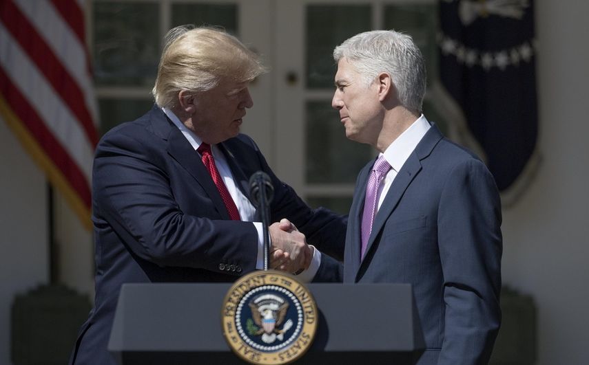 El nuevo juez del Tribunal Supremo,&nbsp;Neil&nbsp;Gorsuch&nbsp;(d), saluda al presidente de los Estados Unidos, Donald Trump (i), durante su ceremonia de juramento en la Casa Blanca, Washington, el10 de abril de 2017.