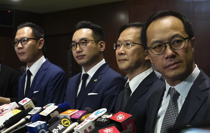Cuatro legisladores prodemocracia de Hong Kong, (de izquierda a derecha) Dennis Kwok, Alvin Yeung, Kwok Ka-ki y Kenneth Leung, escuchan preguntas de reporteros durante una conferencia de prensa en el Consejo Legislativo de Hong Kong, el 11 de noviembre de 2020.